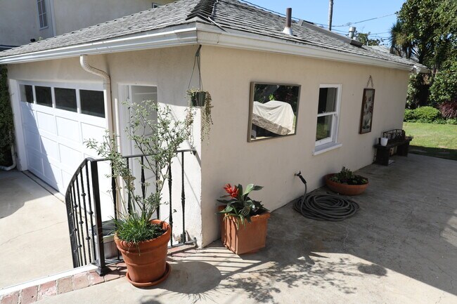 Garage office - 1029 Chautauqua Blvd