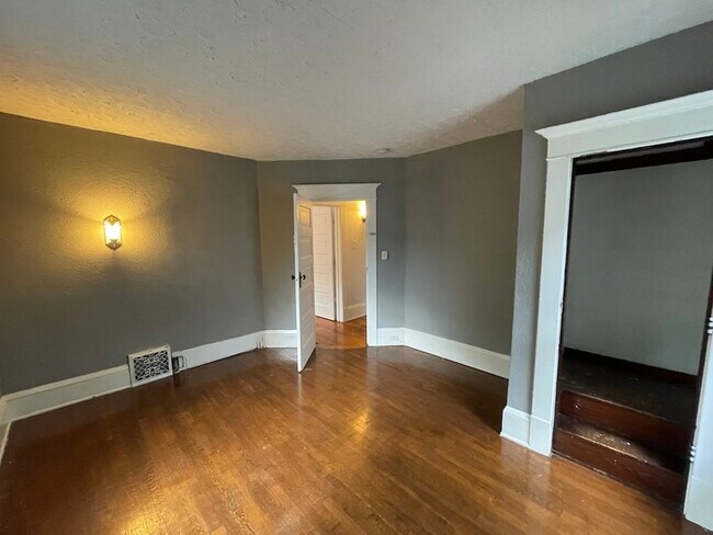 Building Photo - Wealthy St / Cherry St Duplex for Rent