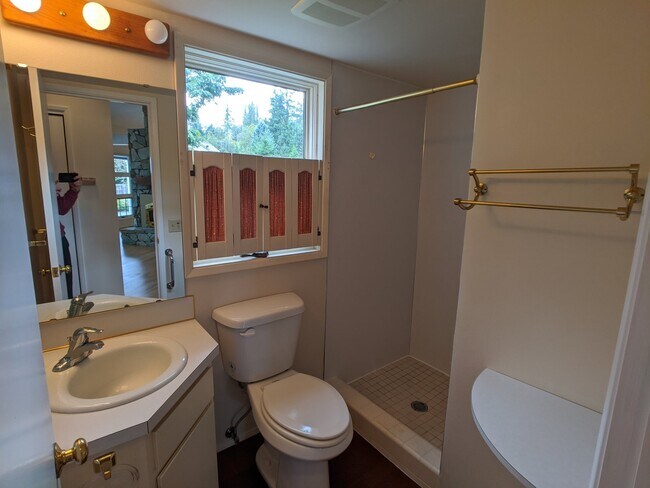 Building Photo - 3 bed 3 bath on 4.8 acres w/ beautiful wat...