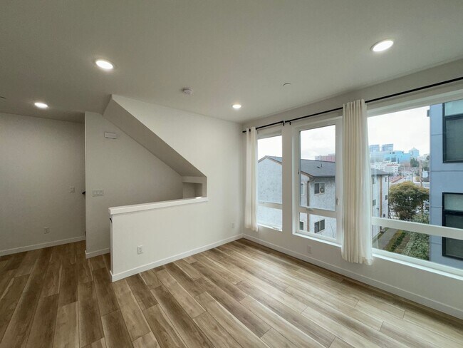 Building Photo - 3B3B cozy townhome