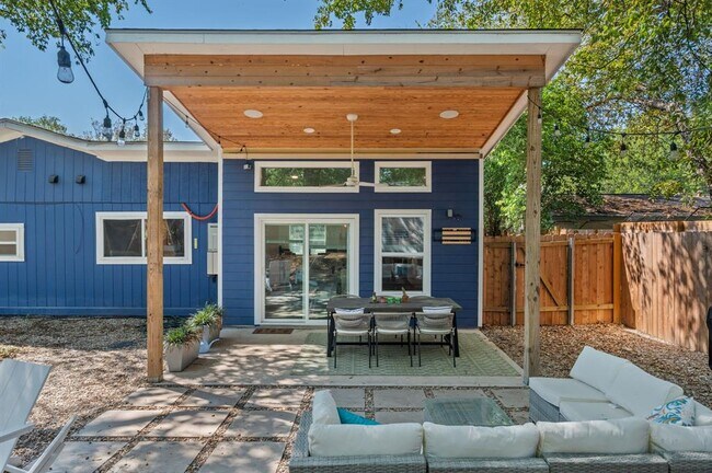 Building Photo - 1516 Broadmoor Dr