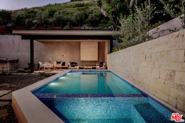 Building Photo - 1205 Las Lomas Pl