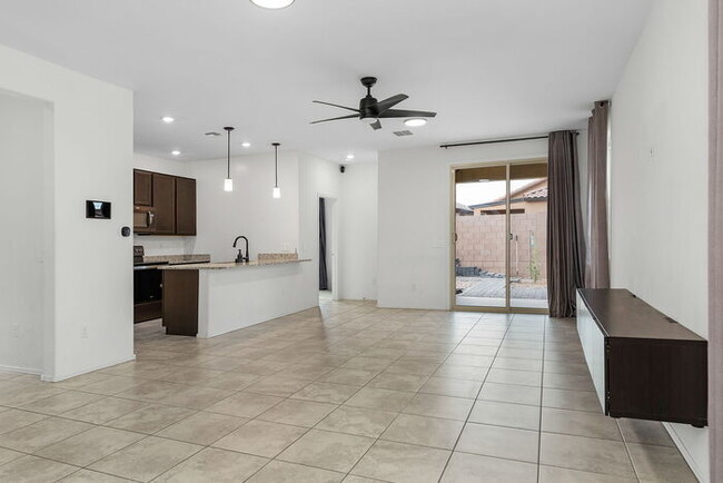 Building Photo - Three Bedroom in Sahuarita