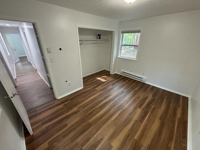 Building Photo - Beautifully remodeled 3 bedroom home in an...