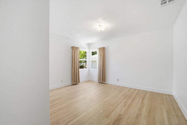 Building Photo - 2 bedroom, den and 1.5 bath, a few blocks of SPHS