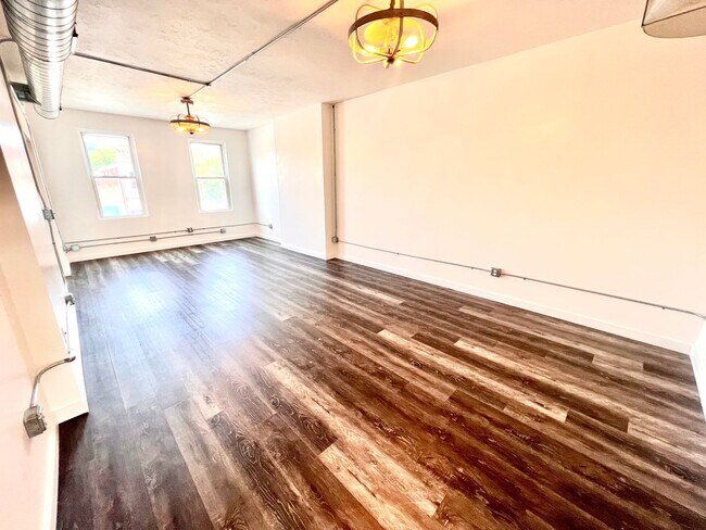 Building Photo - Beaver - Luxury 2 Bedroom, 1 Bathroom, located in downtown shopping district.