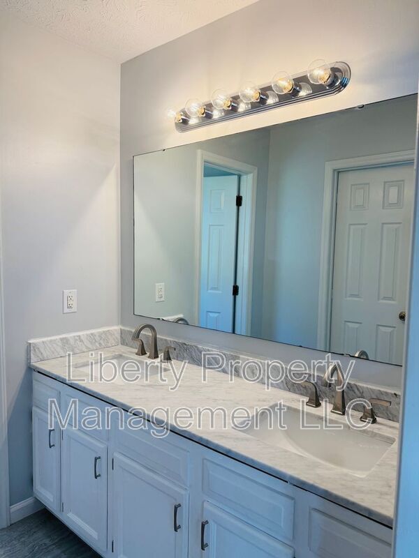 Building Photo - 1705 Veanna Dr