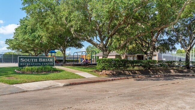 Building Photo - 1704 Crystal Hills Dr