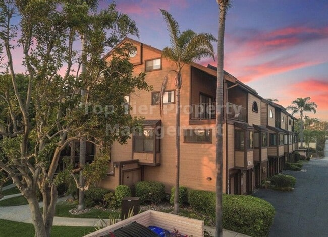 Building Photo - **Beautiful, Fully-Furnished 2 bed / 2.5 b...