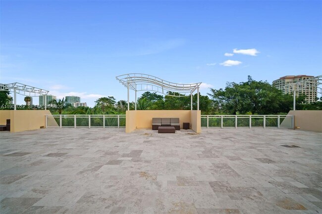 Building Photo - 20301 W Country Club Dr