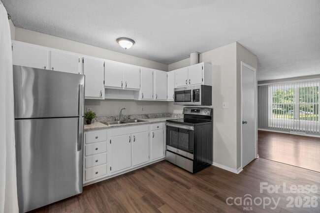 Building Photo - 3315 Erskine Dr