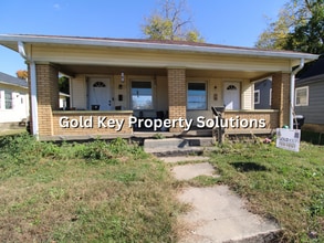 Building Photo - COMING SOON! Cute 1 BR Duplex with Dining ...