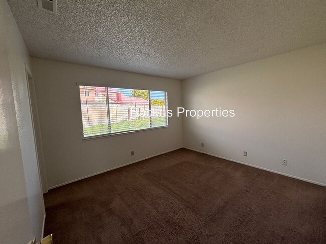 Building Photo - Spacious fenced yard - Three bedroom home ...