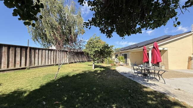 Building Photo - 672 Swallow Dr