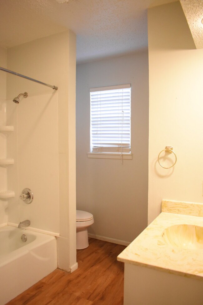 Building Photo - Updated Duplex in a Wonderful Central Loca...