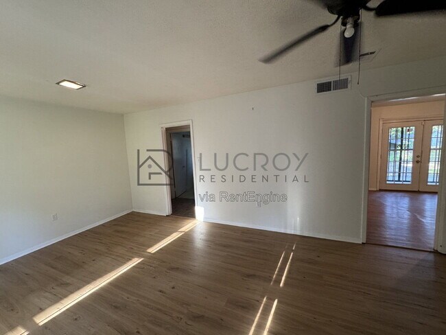 Building Photo - 2716 Woodside Dr