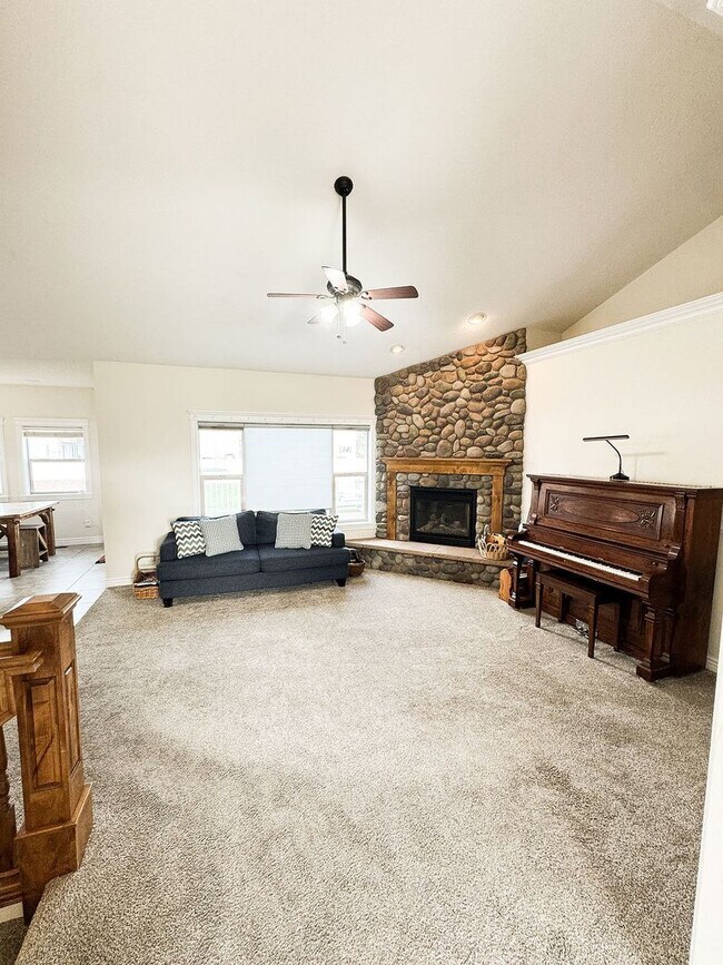 Building Photo - Beautiful Custom Home For Rent In Rexburg!