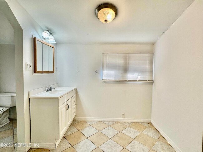 Building Photo - 2057 Glen Gardner Dr