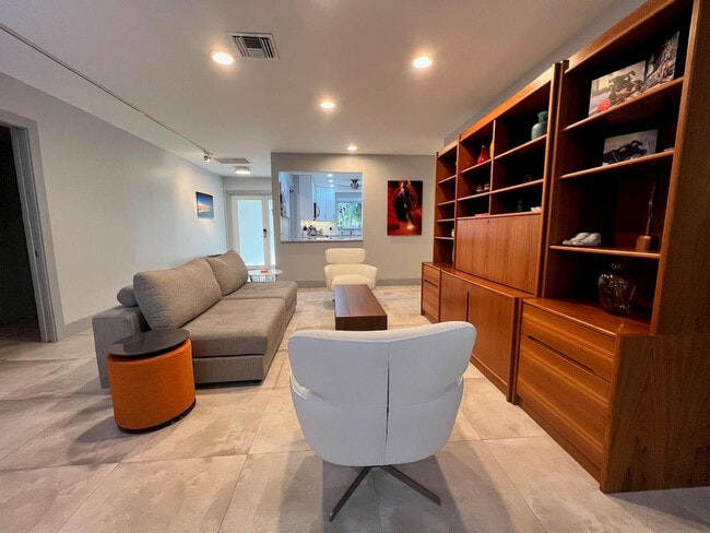 Building Photo - 4021 N Cypress Dr