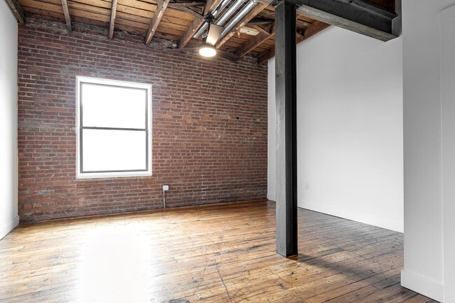 Interior Photo - Landmark at Marshall Broad