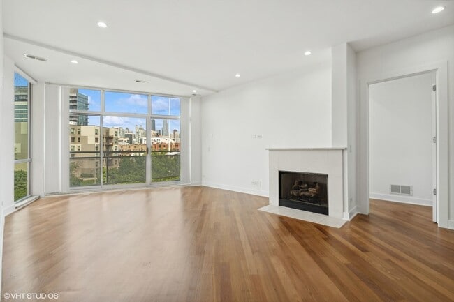 Building Photo - 914 W Hubbard St