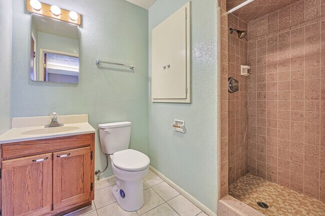 Building Photo - WALK TO ASU.  6 Bed 4 Bath right near campus