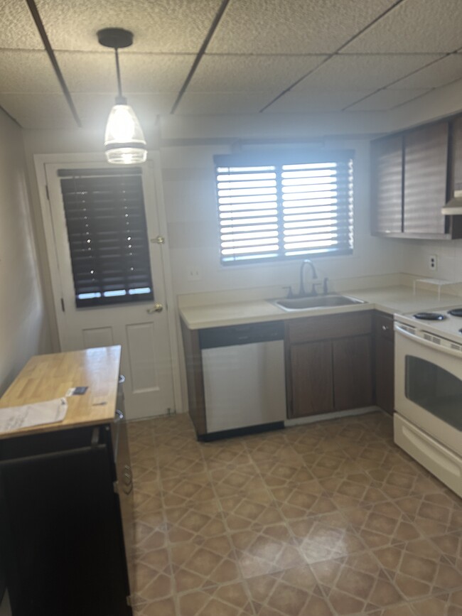 Kitchen , leading to balcony - 323 Gill Ln