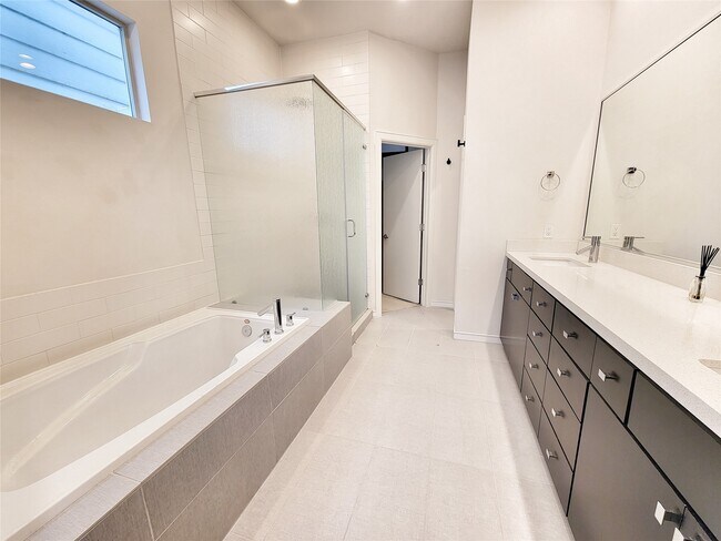 Building Photo - 1324 Delano St