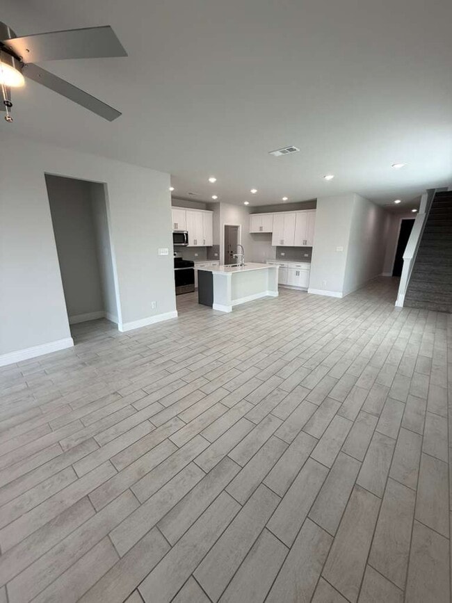 Building Photo - 517 Lana Dr