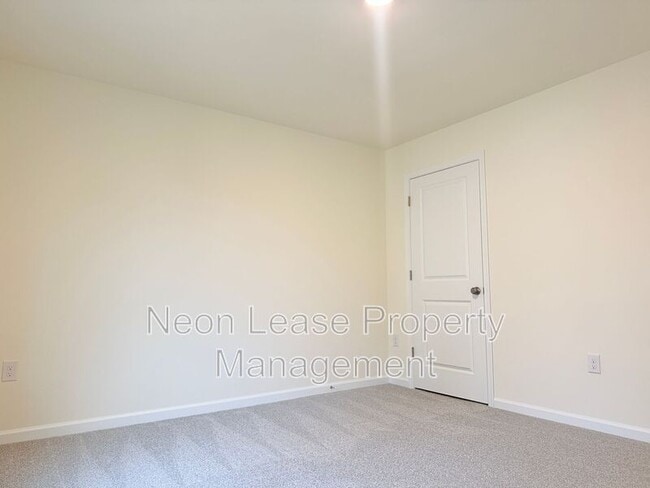 Building Photo - 400 N Walnut St