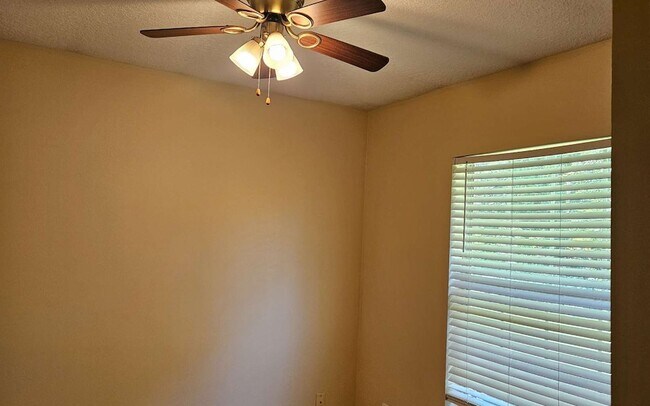 Building Photo - 885 SW Jaguar Dr