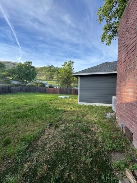 Building Photo - 3677 Lakeshore Blvd