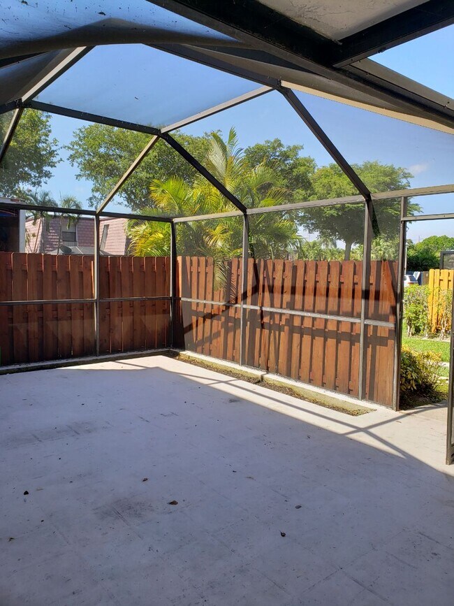 Huge screened and fenced patio - 7594 Courtyard Run W
