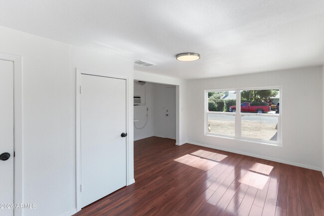 Building Photo - 919 N Gilbert Ave