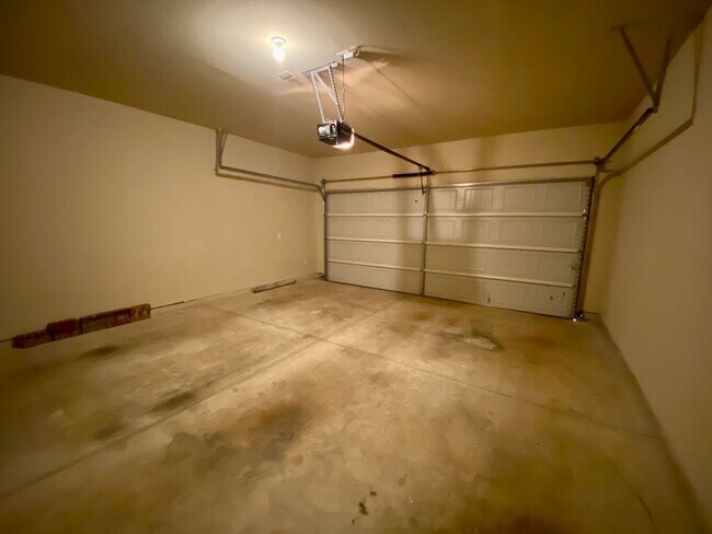 Building Photo - Spacious 4 Bedroom/Loft Area ~ Convenient ...