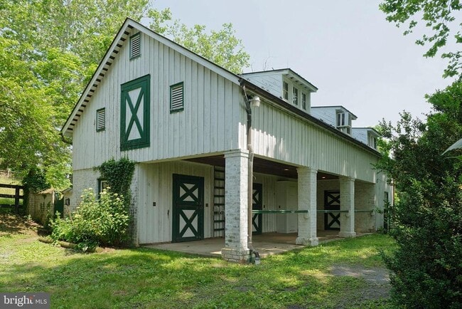 Building Photo - 21933 Foxcroft Rd