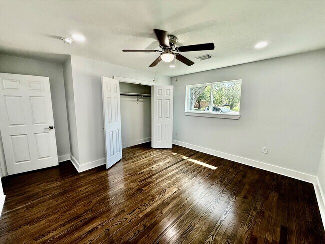 Building Photo - 1631 Shadow Bend Dr