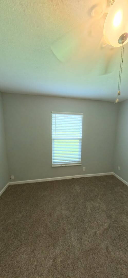 Building Photo - "Charming 3-Bedroom Haven with 2 Baths in the Heart of Orange Park – 1684 Sq Ft of Comfort!"