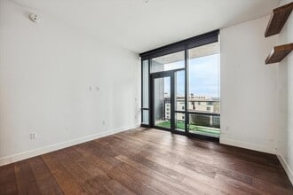 Building Photo - 70 Rainey St