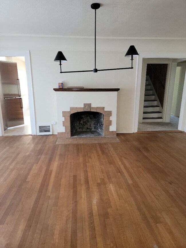 Building Photo - Beautiful Craftsman-style 3 bedroom, 2 bath home (1632 sq ft)  near Lake Steilacoom PLUS studio c...