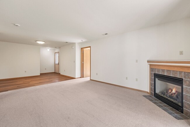 Building Photo - Condo Style Upper 2 bedroom 2 bathroom Apartment Available
