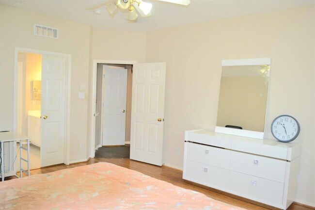 Building Photo - 4815 Schiller Park Ln