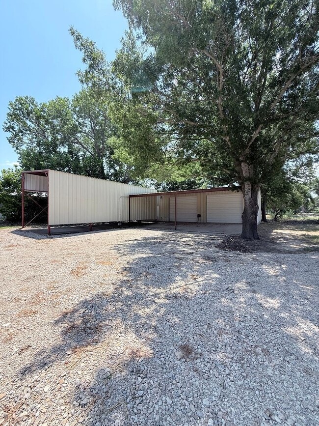 Building Photo - Hard to find Weatherford, TX rental with l...