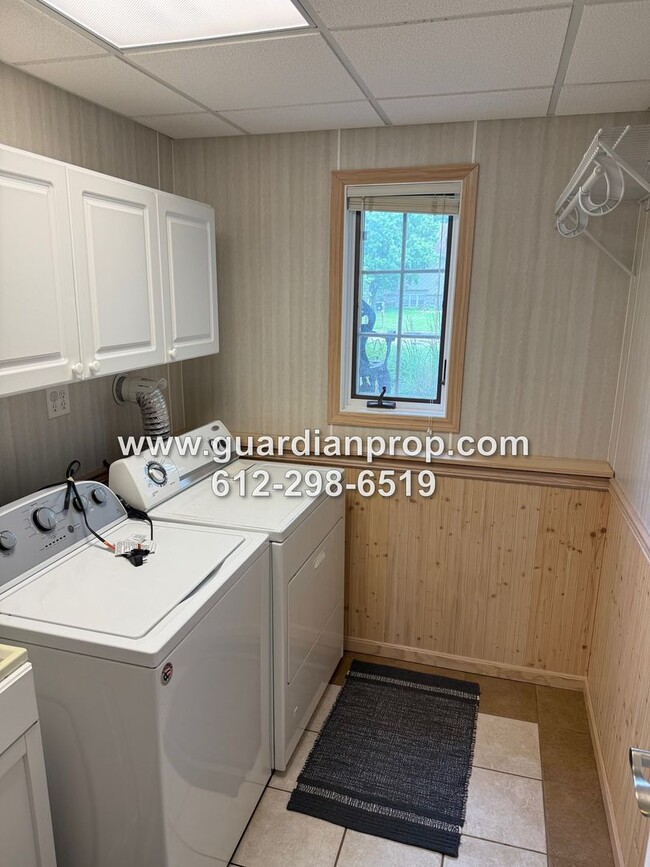 Building Photo - Maplewood House Available Now, Open Floor ...