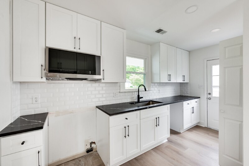 Building Photo - 520 Riverview Dr