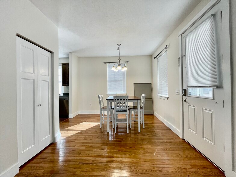 Building Photo - 327 Freyling Pl SE