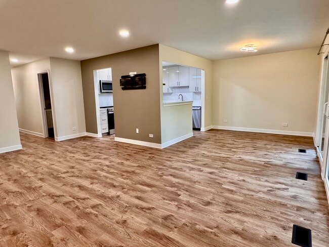 Building Photo - 205 Blossom Ct