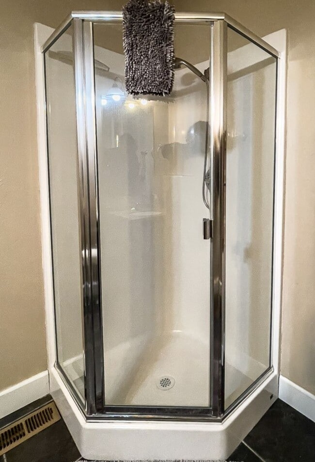 Building Photo - Jackson Creek Suite: Fully Furnished Charming Condo Nestled in Near a Creek $300