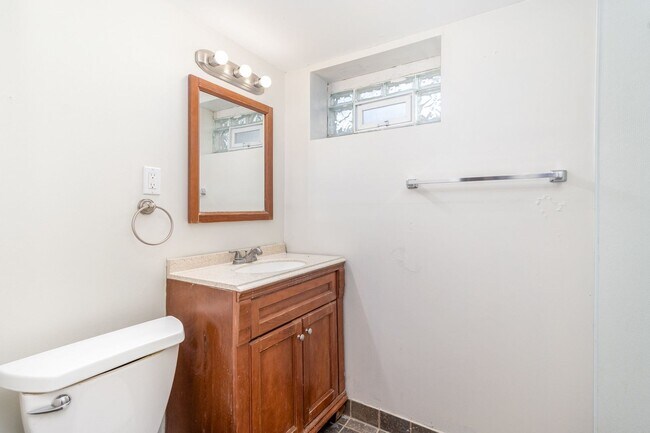 Building Photo - Spacious 5bed|2bath Home w/ Large Backyard & Garage