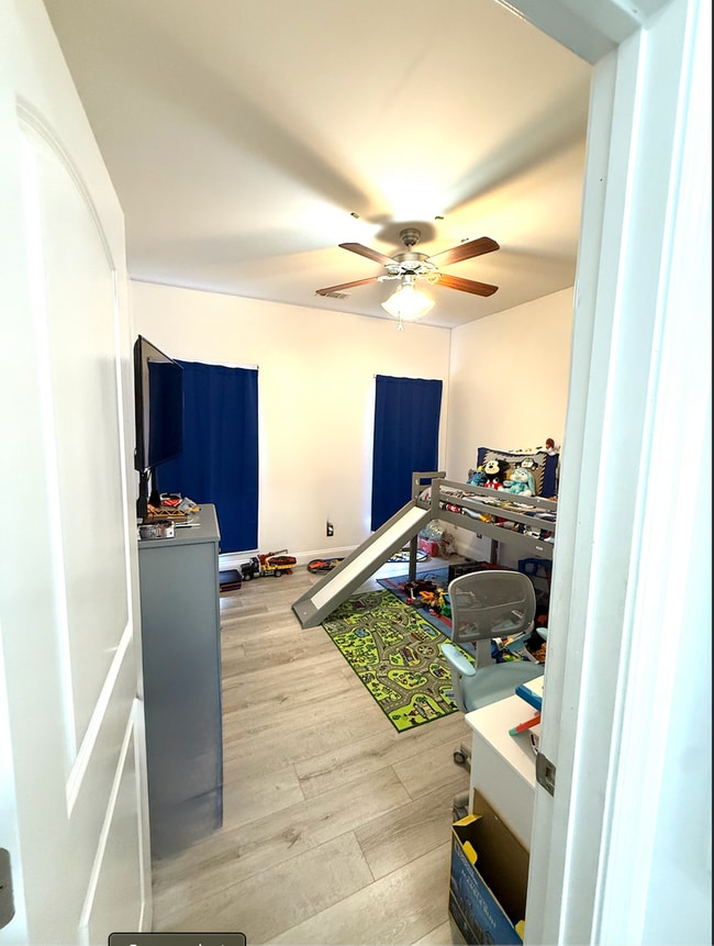 Building Photo - 4 bedroom 2.5 bath home